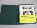 le livre est ouvert sur une table ; il a une couverture verte