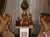 deux chaises et une table sur laquelle est posée une lampe