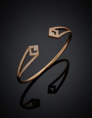 un bracelet manchette en or serti de diamants sur fond noir