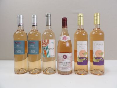 plusieurs bouteilles de vin sont alignées sur une table
