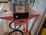 une machine posée sur un chariot dans un entrepôt