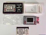 une console de jeux et une manette posées sur une table blanche