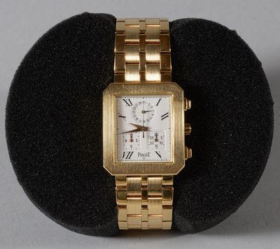 une photo d'une montre-bracelet en or dans un écrin en velours noir