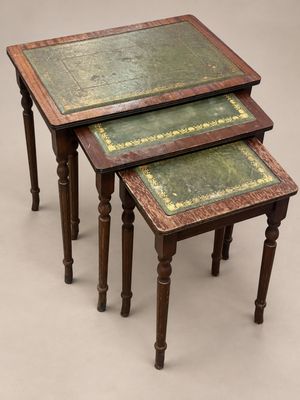 deux tables ornées de motifs verts et dorés sur fond gris