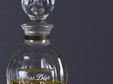 un flacon de parfum posé sur une boîte