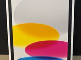 une boîte sur laquelle figurent une photo d'un iPhone 11 et une image d'un iPhone 11