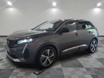 un SUV gris garé sur un sol en damier dans un garage