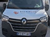 une camionnette blanche garée à côté d'une camionnette blanche