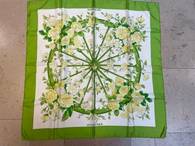 foulard carré vert et blanc, orné de fleurs et de feuilles blanches