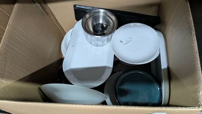 une boîte remplie de plats et de bols