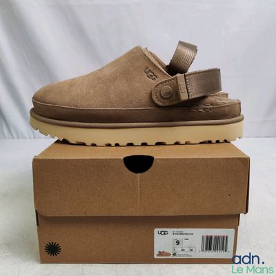 Chaussons Ugg Mocali dans une boîte sur fond blanc