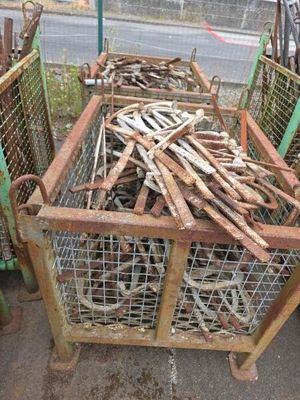 de nombreux morceaux de bois dans une cage posée au sol