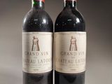 deux bouteilles de vin rouge posées l'une à côté de l'autre sur une table