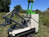 une petite machine posée dans l'herbe