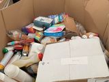 une boîte en carton remplie d'articles assortis dans un entrepôt