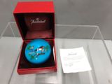 une boîte contenant un petit objet bleu