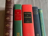 Plusieurs livres sont alignés sur un lit