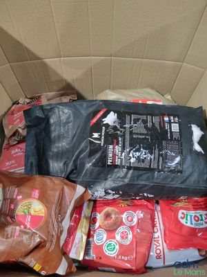 une boîte en carton remplie de sachets de nourriture et d'un paquet de chips