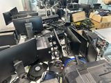 de nombreux écrans d'ordinateur et autres équipements électroniques dans cette pièce