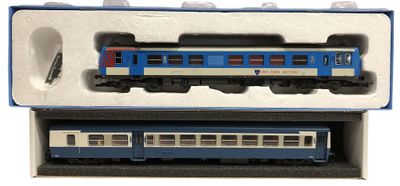 un train bleu et blanc dans une boîte posée sur une surface blanche