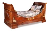 LIT BATEAU en acajou et placage d'acajou flammé à riche ornementation 