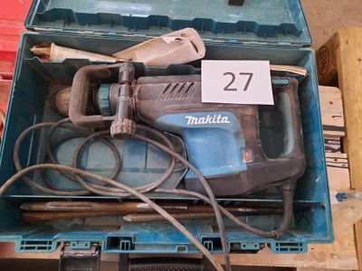 une caisse à outils bleue contenant des outils, posée sur une palette