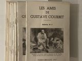 les livres sont empilés les uns sur les autres sur une étagère