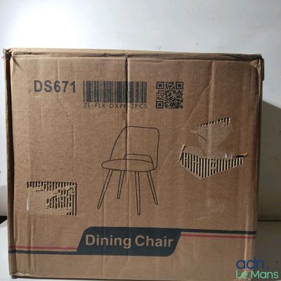 une boîte en carton sur laquelle est représentée une chaise de salle à manger
