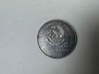 une pièce d'argent représentant un lion, posée sur une table