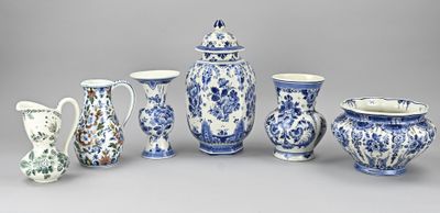 plusieurs vases bleus et blancs posés sur une surface grise