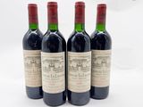trois bouteilles de vin rouge posées l'une à côté de l'autre sur une surface blanche