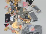 un tas d'objets divers posés sur une table