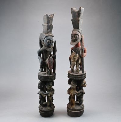 paire de personnages en bois sculpté représentant un homme et une femme