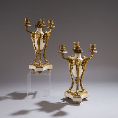 paire de candélabres anciens en laiton et marbre sur socles