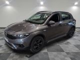 Le nouveau SUV Fiat est garé dans un showroom dont le sol est en damier.