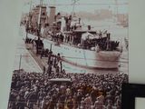 une photo en noir et blanc d'un grand navire dans un port