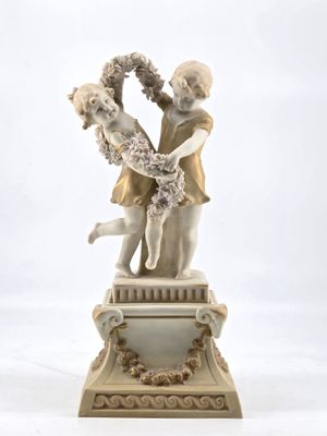 AUTRICHE. Groupe en biscuit figurant 2 enfants jouant avec u…
