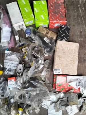 une pile d'objets hétéroclites posés sur le sol