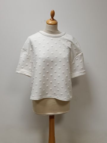 ORFEO. Petit haut en coton brodé de pastilles blanche. On y joint