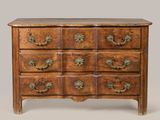 une commode ancienne avec des poignées et des boutons en laiton