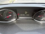un gros plan sur le tableau de bord d'une voiture avec un compteur de vitesse