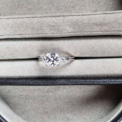 Bague en argent ornée de trois pierres blanches TDD 56