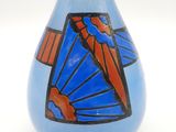 un vase bleu orné d'un motif rouge et bleu