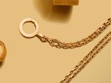 un rouleau de papier toilette à côté d'une chaîne et d'un rouleau de papier toilette