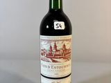 la bouteille de vin est posée sur la table, prête à être remplie