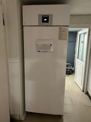 une photo d'un réfrigérateur dans une cuisine, dont la porte est ouverte