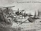 un dessin en noir et blanc d'un bateau dans l'eau