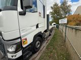 un camion garé sur le côté de la route