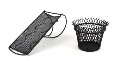 un panier noir et une poubelle noire sur fond blanc