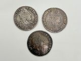 trois pièces d'argent, dont l'une porte une couronne et l'autre est ornée d'une couronne
